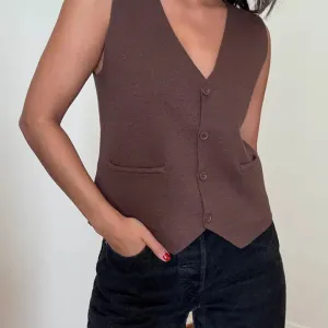 V NECK VEST
